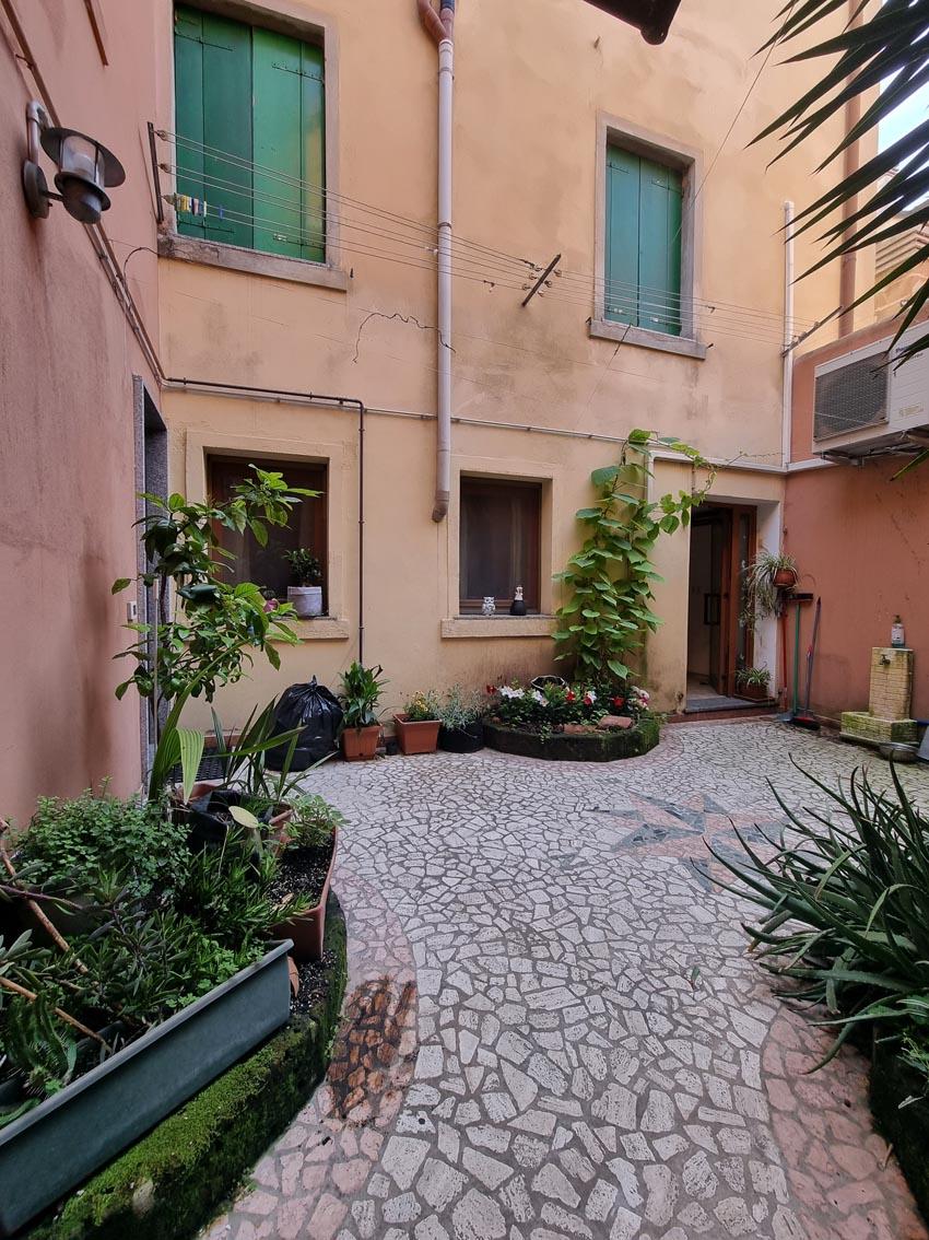 CHIOGGIA CASA INDIPENDENTE CON POSTO AUTO IN CENTRO STORICO 